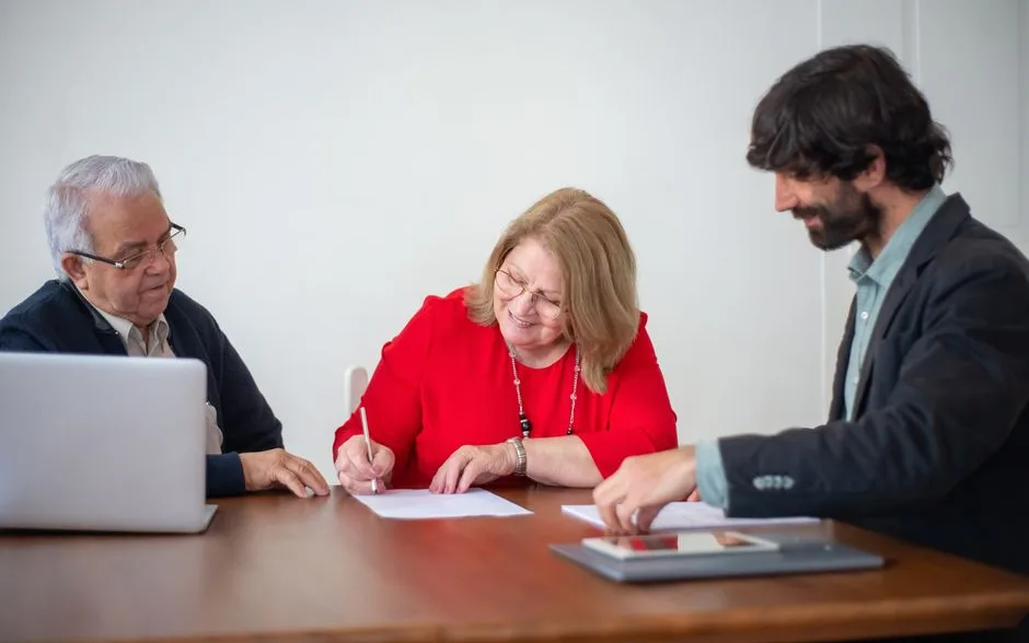 Dirigeants qui signent un contrat de financement en rendez-vous